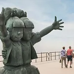 Apartment With Pool And Sea View